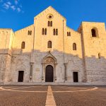 Cattedrale romanica nella piazza dorata